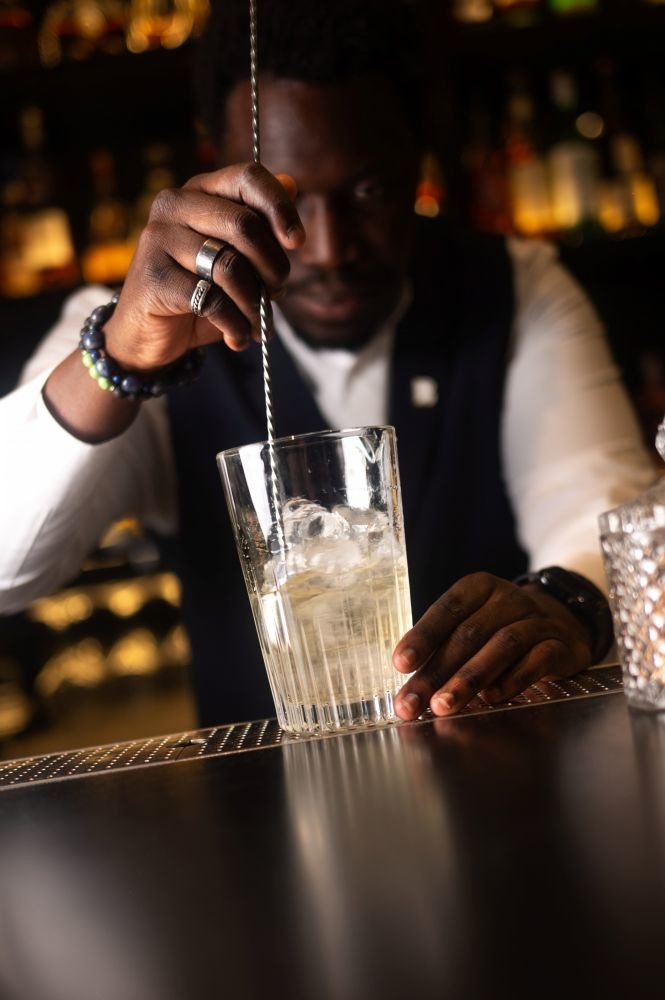 Barman cocktail Le Charles